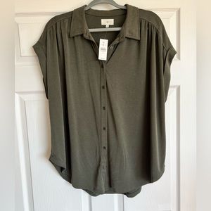 Lou & Grey green button down short sleeved shirt. Size XL. With tabs.